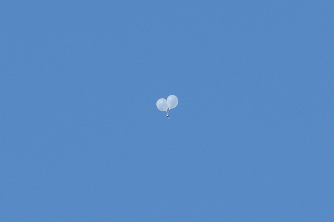 Trash balloons from North Korea are spotted above Seoul on Sept. 23. (Yonhap)