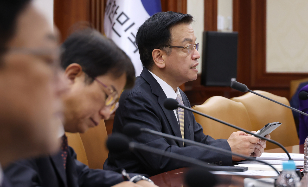 Finance Minister Choi Sang-mok (right) speaks during an economy-related ministers' meeting in Seoul on Wednesday. (Yonhap)