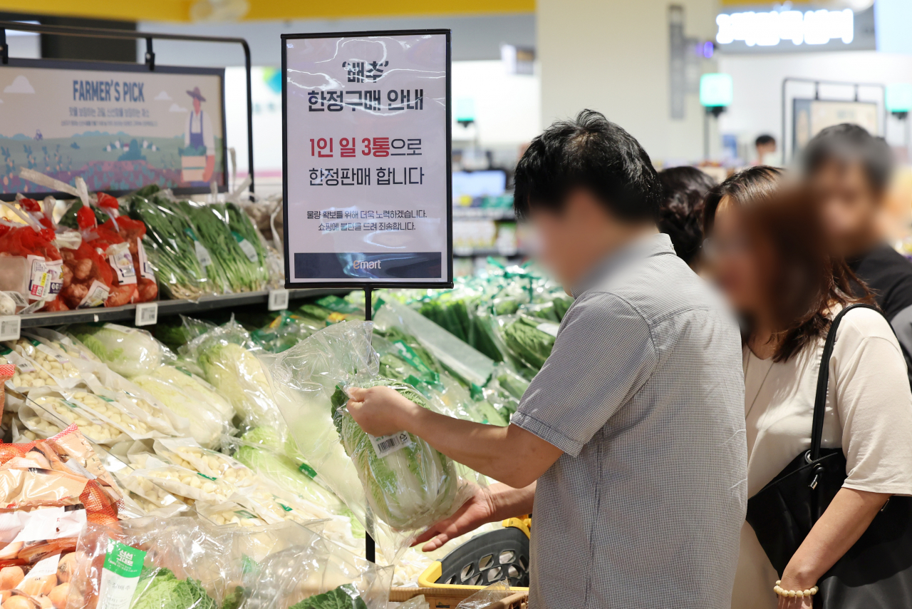 Customers line up to buy napa cabbages at a major discount chain store in Seoul on Sunday. (Yonhap)