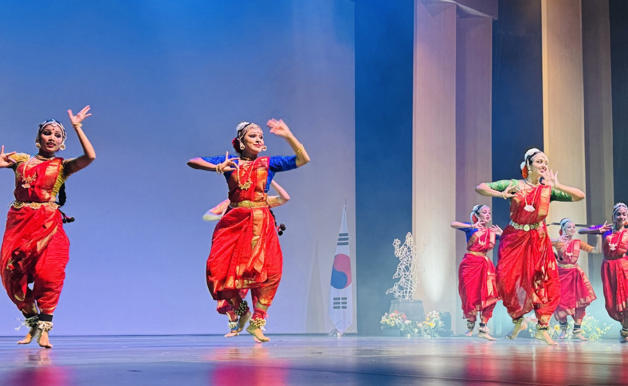 Artists perform at the kick off ceremony at the tenth edition of Sarang festival hosted by Indian Embassy in Korea at Yonsei University Centennial Hall at Seodaemun district on Tuesday. (Sanjay Kumar/ The Korea Herald)