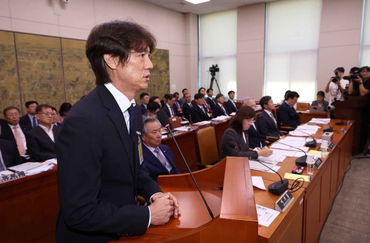 Men's national soccer team coach Hong Myung-bo (left) speaks at the parliamentary committee on culture, sports and tourism at the National Assembly in Seoul on Sept.24. (Yonhap)