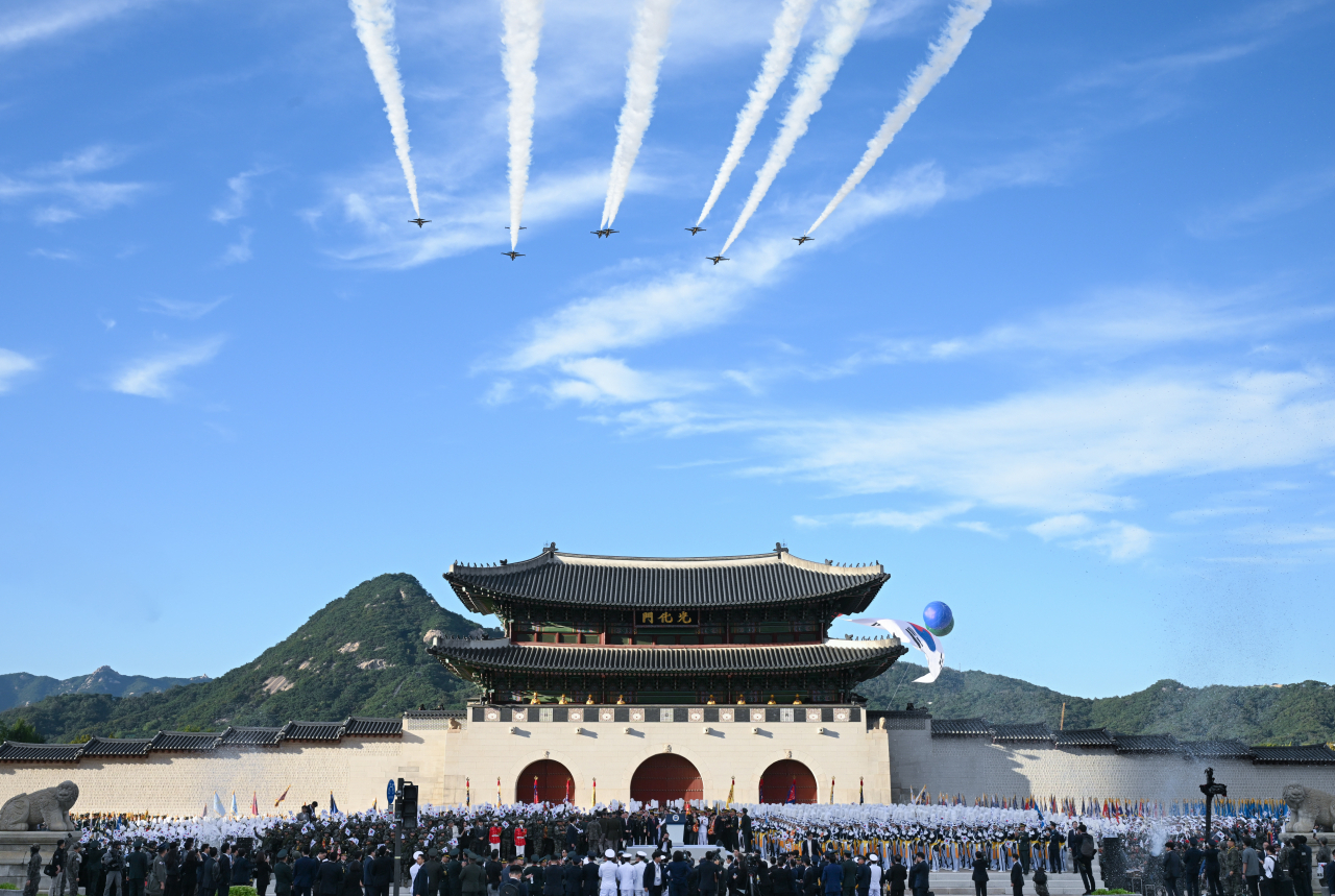 South Korean Air Force’s Black Eagles aerobatic team performs with smoke trails during a ceremony marking Armed Forces Day in Seoul on Tuesday. (Yonhap)