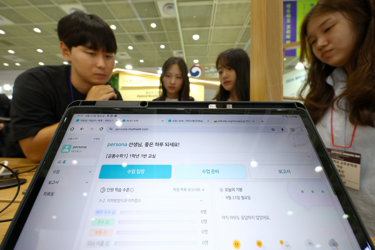 Participants try out a prototype of an artificial intelligence digital textbook at the 2024 Edutech Korea Fair at Coex in Gangnam, southern Seoul, Sept. 23. (Newsis)