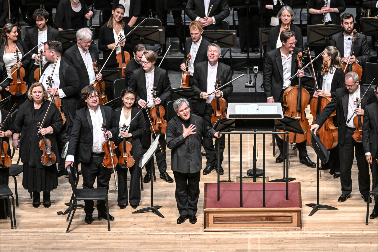 Conductor Sir Antonio Pappano (middle) and the members of the London Symphony Orchestra greet the audience after a concert at the Sejong Center for the Performing Arts on Tuesday. (Sejong Center for the Performing Arts)