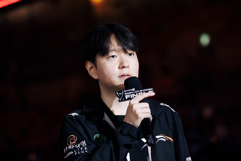 Choi “DanDy” In-gyu, head coach for Hanwha Life Esports, speaks to fans after winning the 2024 League of Legends Champions Korea Summer title at Gyeongju, North Gyeongsang Province on Sept. 8. (LCK)