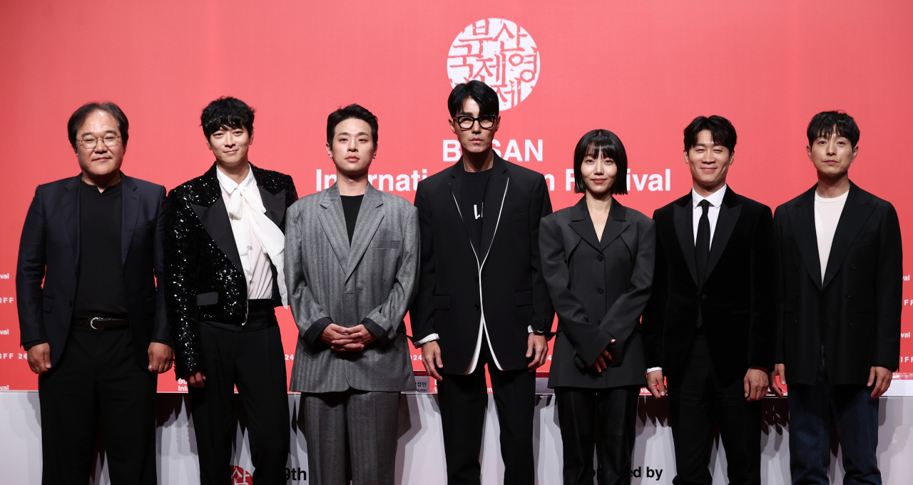 From left: “Uprising” director Kim Sang-man, actors Gang Dong-won, Park Jung-min, Cha Seung-won, Kim Shin-rok, Jin Seon-kyu and Jung Sung-il pose for a photo during a press conference of their film which opened the 29th Busan International Film Festival in Busan, Wednesday. (Yonhap)