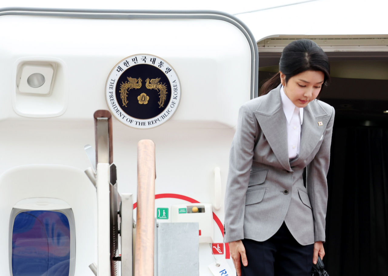 First lady Kim Keon Hee embarks on Air Force One as President Yoon Suk Yeol starts his visit to the Czech Republic, Sept. 19, at Seoul Air Base in Seongnam, Gyeonggi Province. (Yonhap)