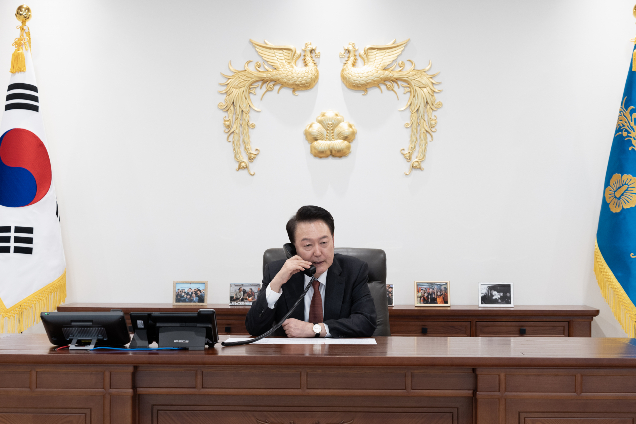 President Yoon Suk Yeol talks over the phone with Japan's new Prime Minister Shigeru Ishiba at his office in Seoul on Wednesday. (Presidential Office)