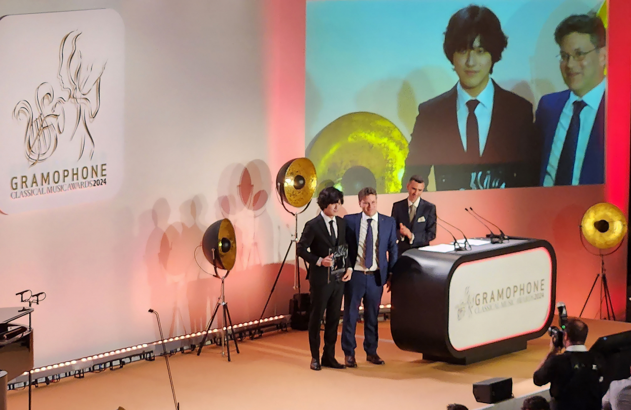 South Korean Pianist Lim Yunchan receives the Gramophone Classical Music Award in the piano category during a ceremony in London on Wednesday. (Yonhap)