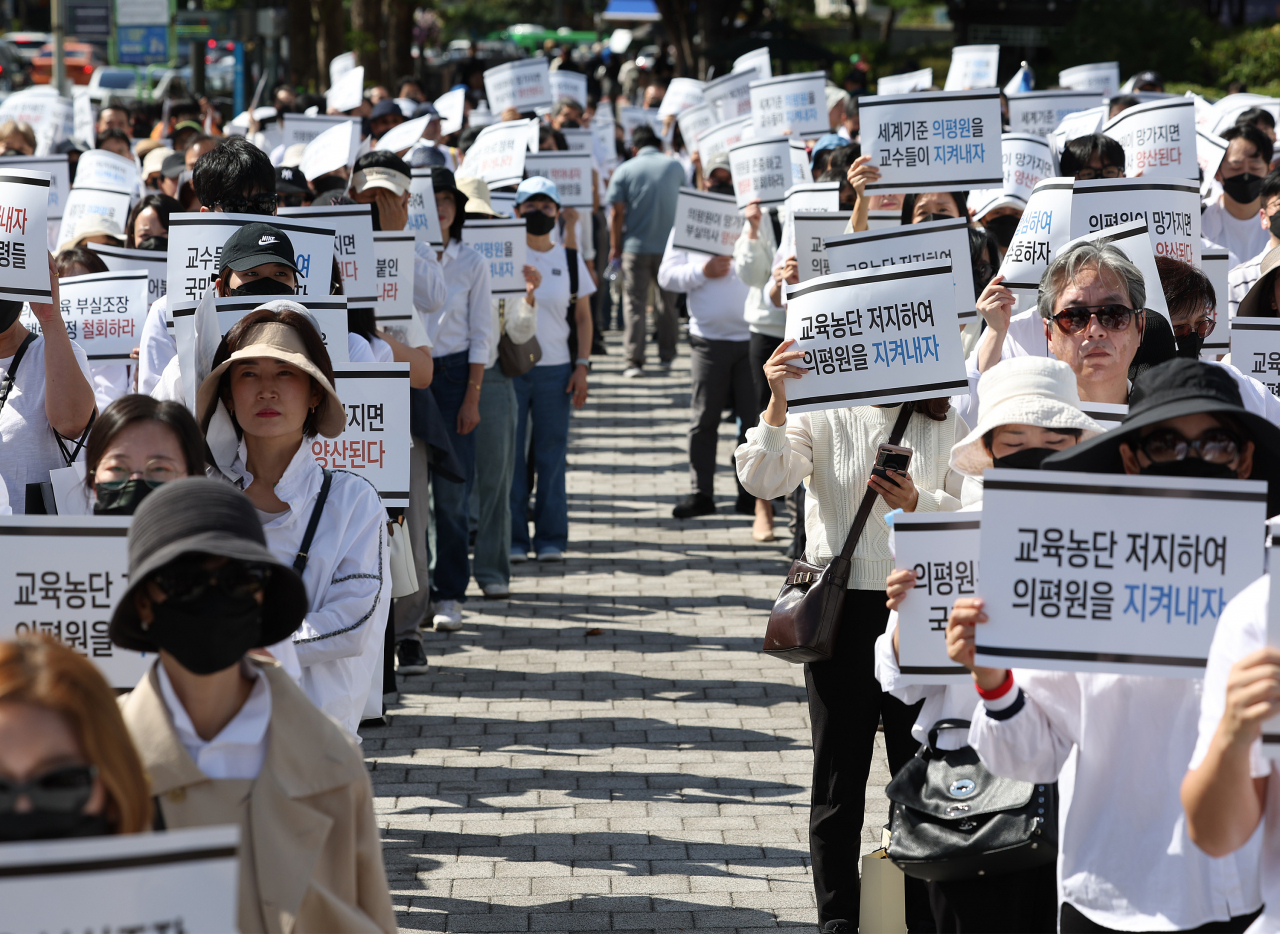 Medical professors hold a rally near the presidential office in Yongsan-gu, central Seoul, Thursday, to oppose the government's medical reform plans. (Yonhap)