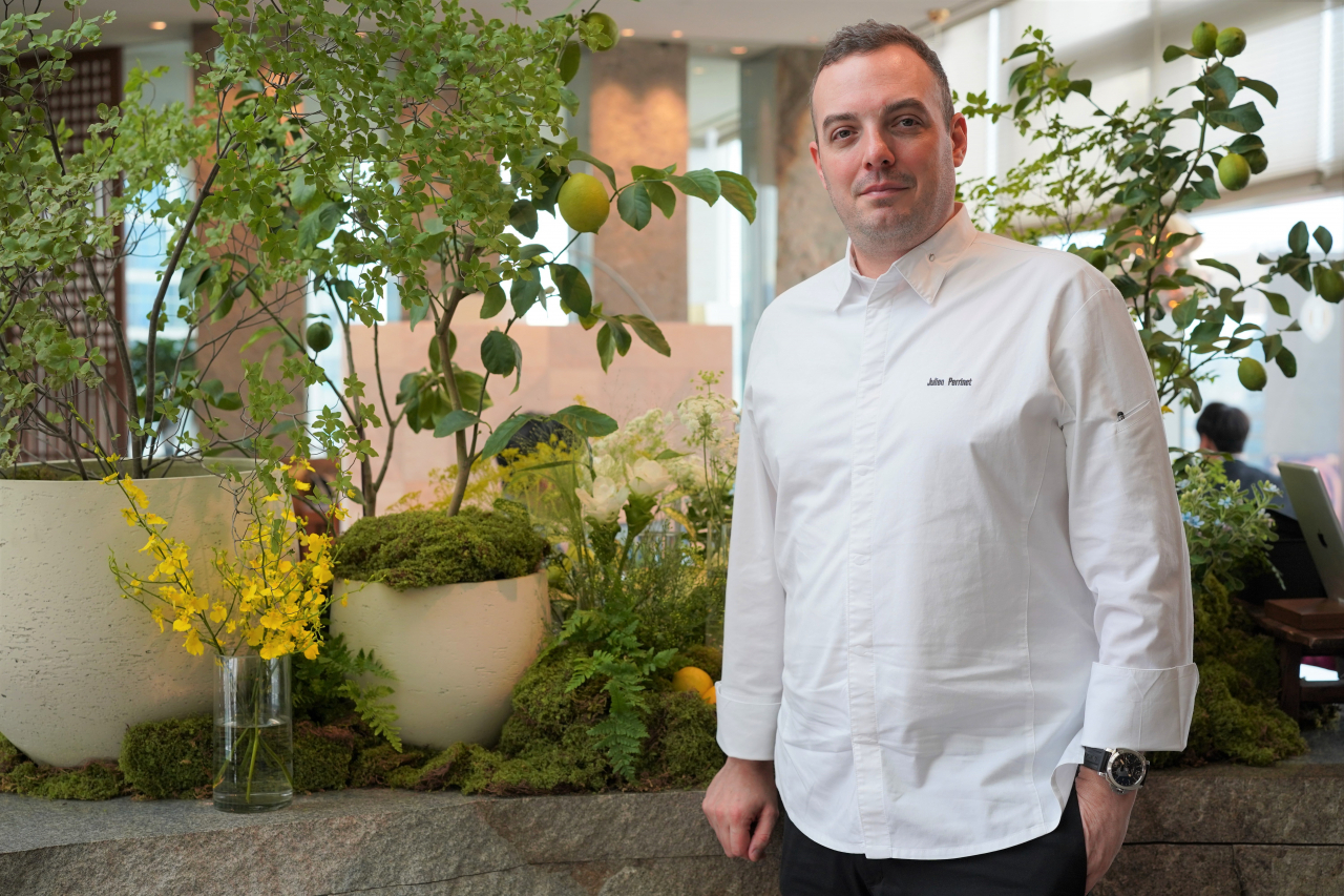 Julien Perrinet, executive pastry chef for Hyatt Asia Pacific, poses for photos at Park Hyatt Seoul's The Lounge in Gangnam, southern Seoul, Wednesday. (Lee Si-jin/The Korea Herald)