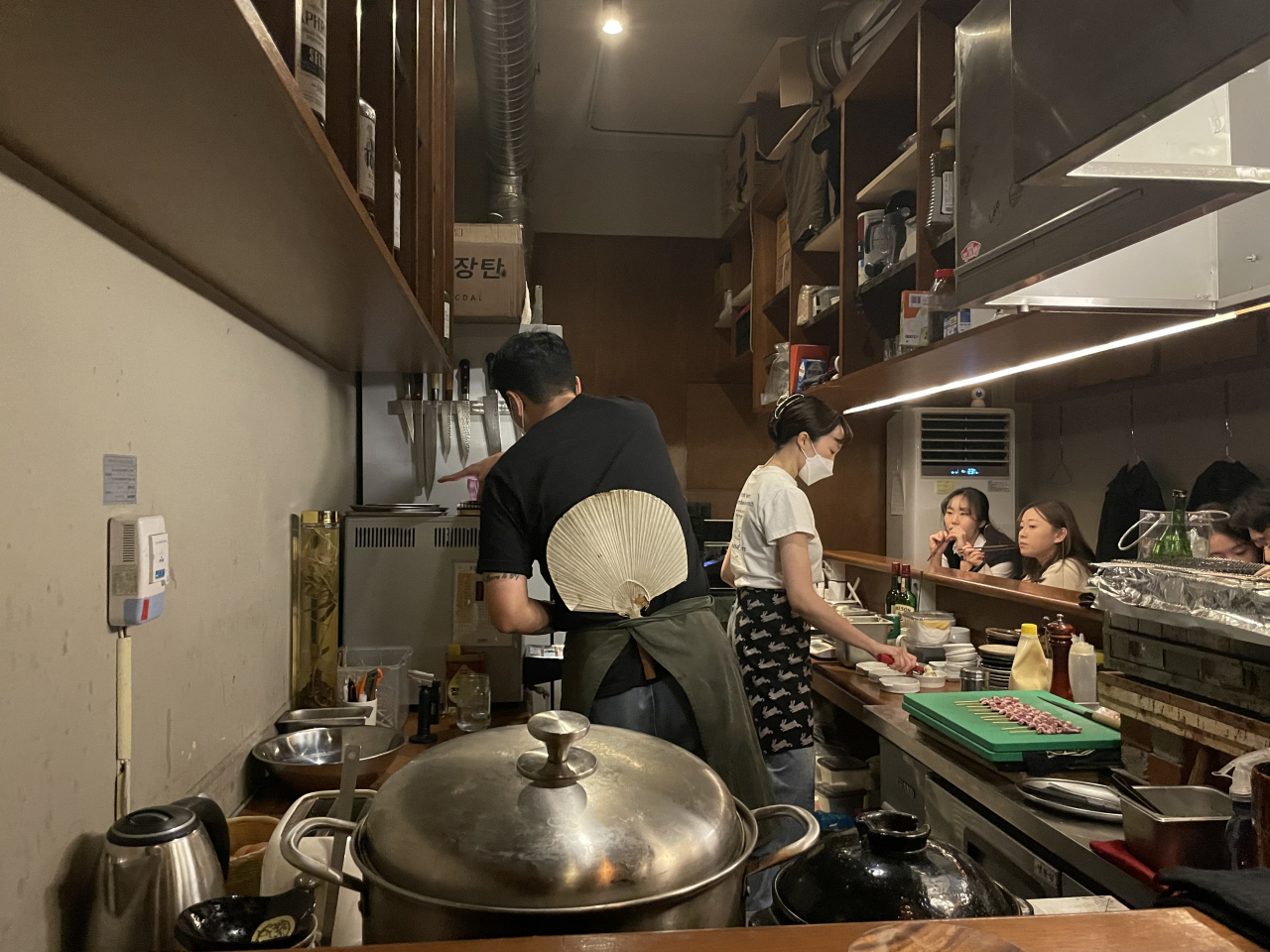 Chefs cook chicken skewers at Atari in Seongsu-dong, Seoul, on Sept. 28. (Kim Jae-heun/The Korea Herald)