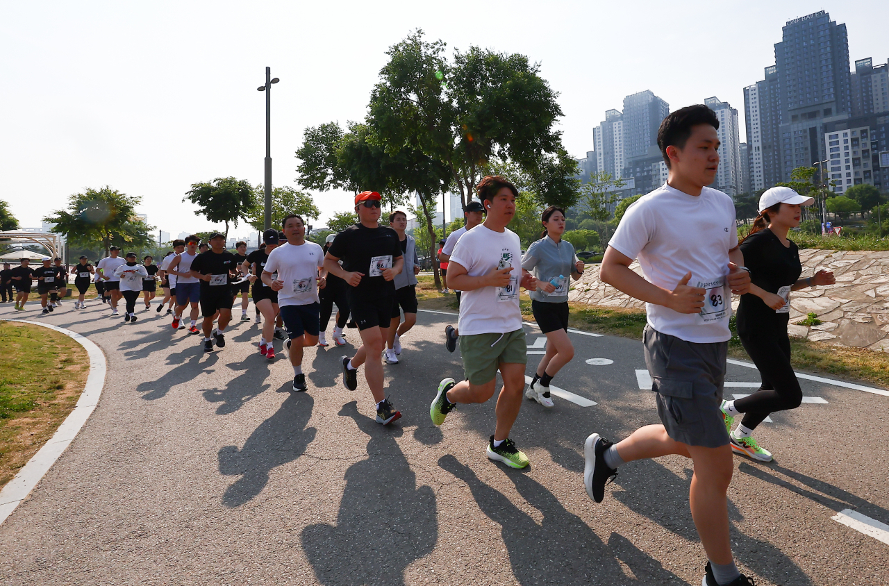 Members of KNPR, a running group comprising Seoul police officers, jog through Banpo Hangang Park in southern Seoul on June 6. (Newsis)