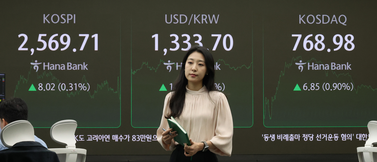 An electronic board showing the Korea Composite Stock Price Index at a dealing room of the Hana Bank headquarters in Seoul on Friday. (Yonhap)