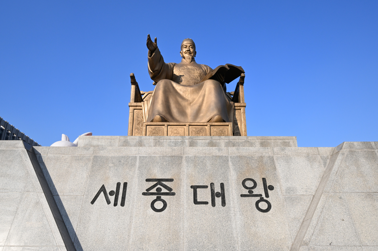 Statute of King Sejong the Great at Gwanghwamun Square. (Im Se-jun/The Korea Herald)