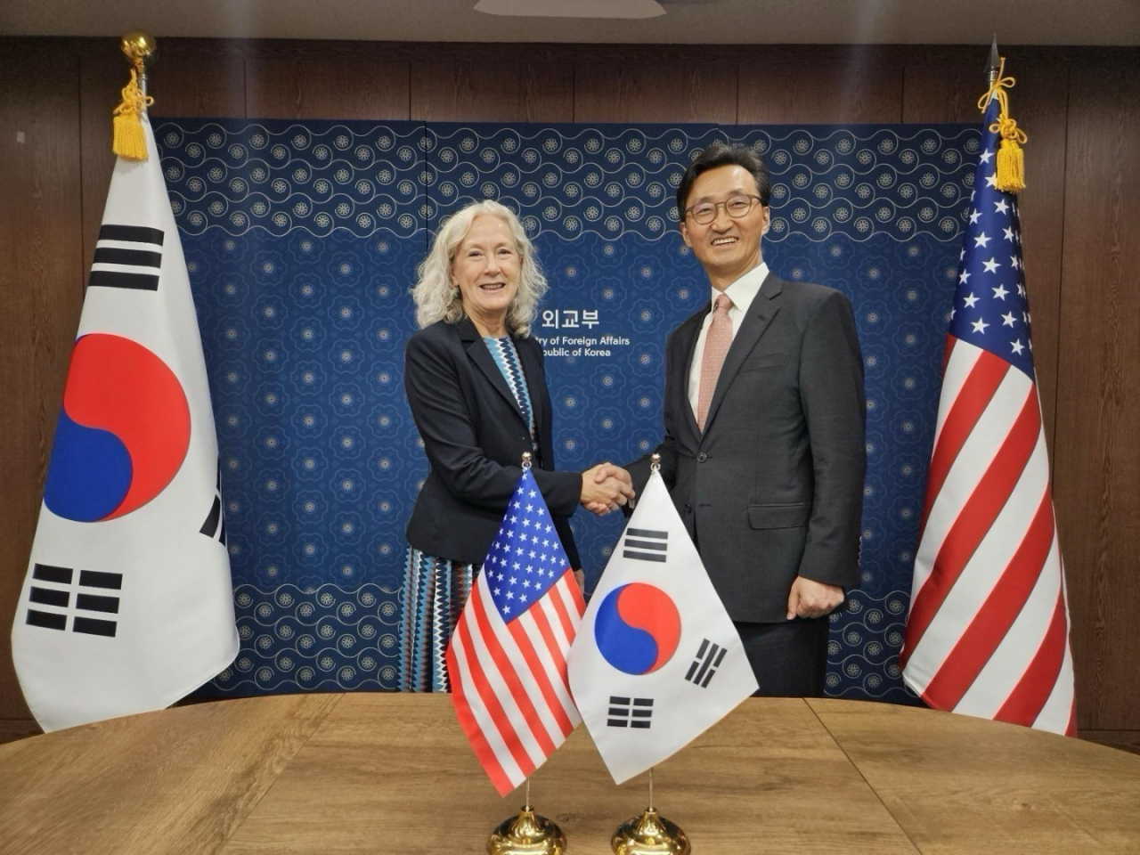 Lee Tae-woo (right), South Korea's chief negotiator for the 12th Special Measures Agreement, shakes hands with his US counterpart, Linda Specht, after initialing a defense cost-sharing agreement Thursday at the Foreign Ministry building in Seoul. (Ministry of Foreign Affairs)