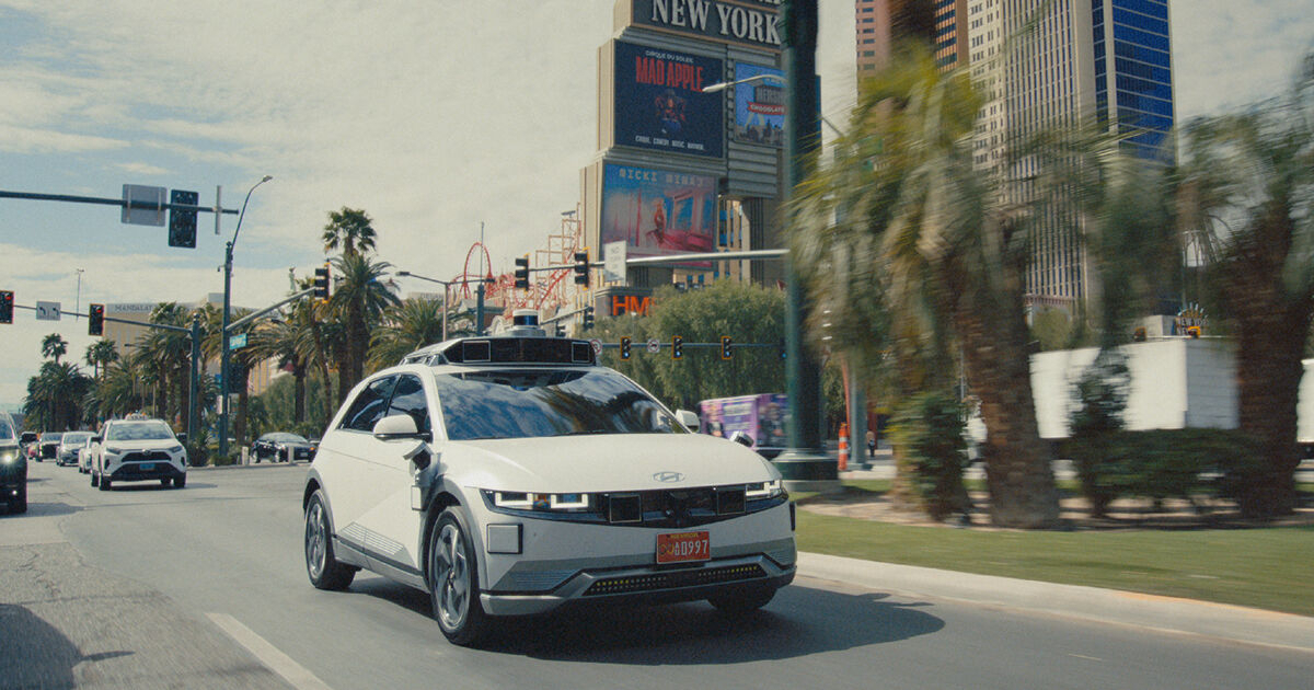 Hyundai Motor Company's all-electric sports utility vehicle Ioniq 5 drives on road without a driver in Las Vegas, Nevada. (Hyundai Motor Group)