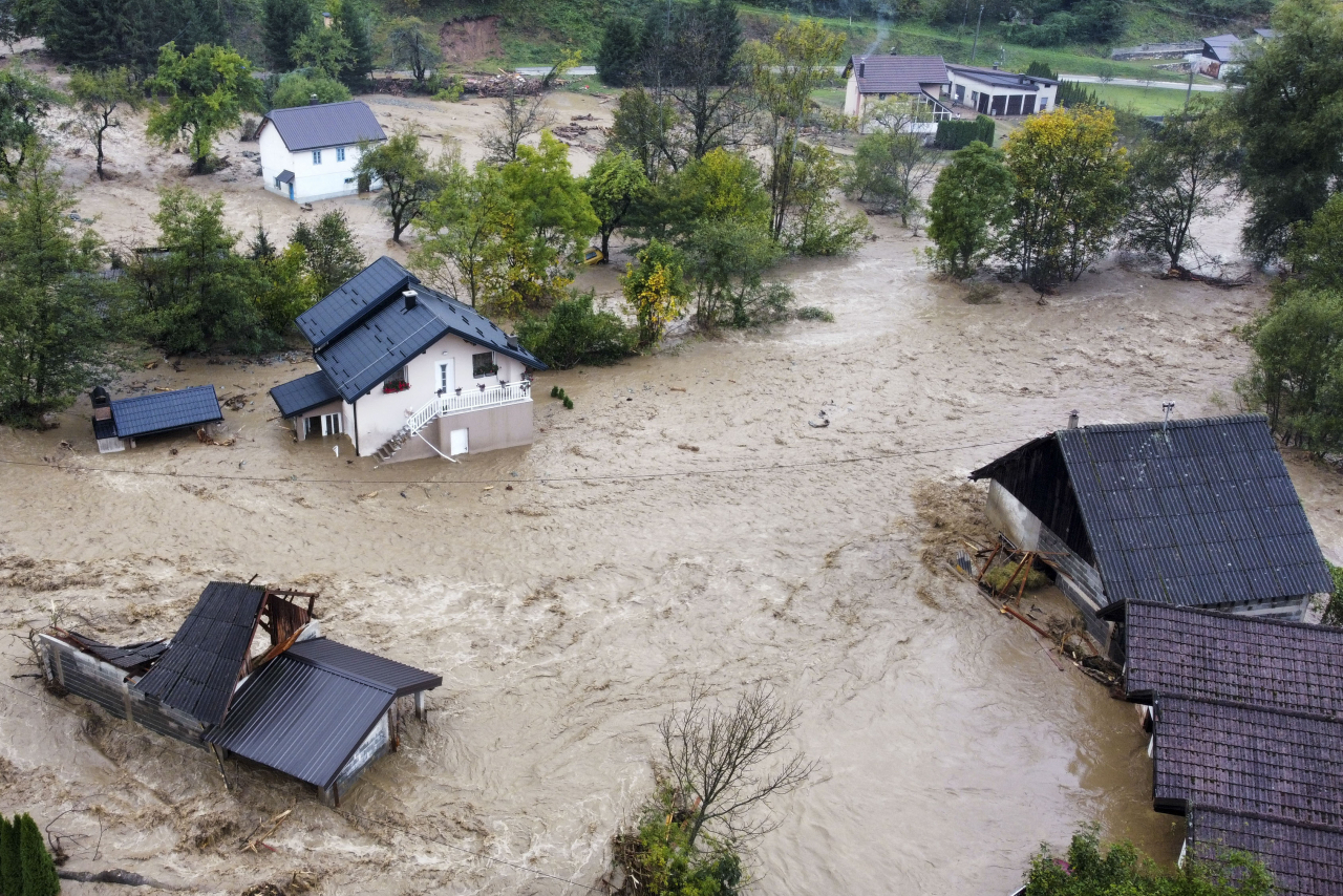 Houses are flooded after a heavy rain in a village in Fojnica, Bosnia, Friday. (AP-Yonhap)