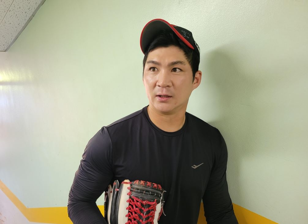 LG Twins shortstop Oh Ji-hwan speaks with reporters at Jamsil Baseball Stadium in Seoul on Oct. 5, 2024, before a Korea Baseball Organization postseason game against the KT Wiz. (Yonhap)