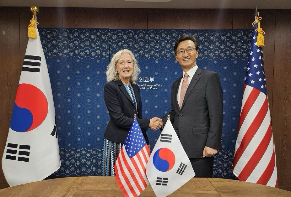 This photo, provided by South Korea's foreign ministry on Friday, shows chief negotiators for a defense cost-sharing deal between South Korea and the United States -- Lee Tae-woo of South Korea (right) and Linda Specht representing the US. (Yonhap)