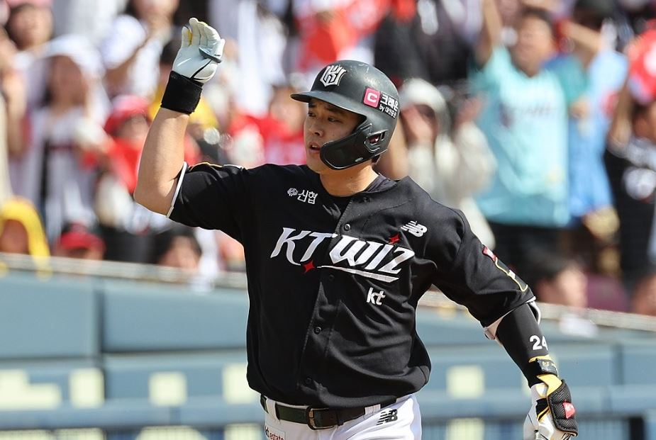 Moon Sang-chul of the KT Wiz celebrates after hitting a two-run home run against the LG Twins during Game 1 of the first round in the Korea Baseball Organization postseason at Jamsil Baseball Stadium in Seoul on Saturday. (Yonhap)