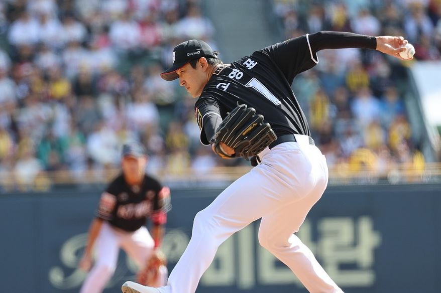 KT Wiz starter Ko Young-pyo pitches against the LG Twins during Game 1 of the first round in the Korea Baseball Organization postseason at Jamsil Baseball Stadium in Seoul on Saturday. (Yonhap)