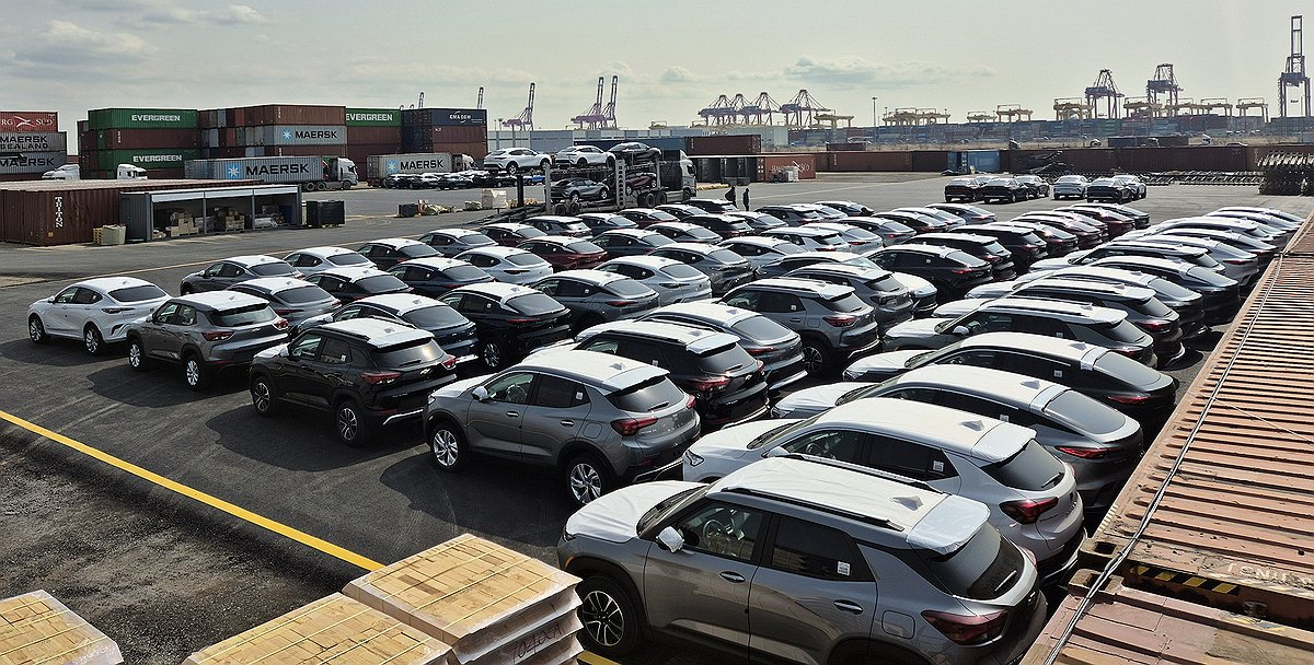 This photo, provided on Mar. 18, shows newly manufactured automobiles at the Incheon Port waiting to be shipped overseas. (Incheon Port Authority)