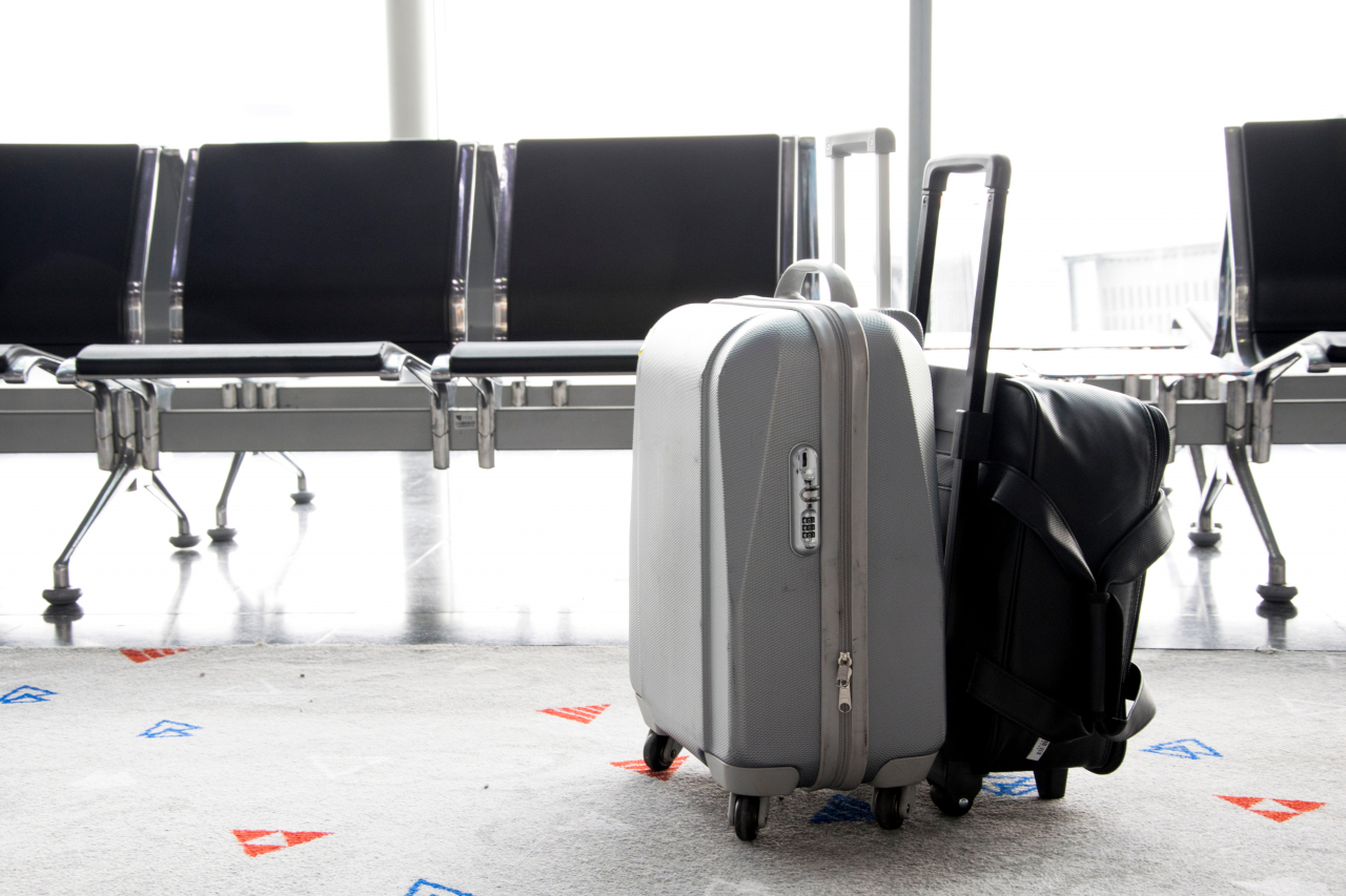 Traveling luggage in airport terminal (123rf)