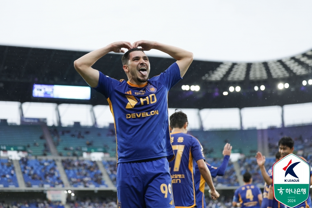 Yago Cariello of Ulsan HD FC celebrates after scoring against Gimcheon Sangmu FC during the clubs' K League 1 match at Munsu Football Stadium in the southeastern city of Ulsan on Sunday, in this photo provided by the Korea Professional Football League. (Yonhap)