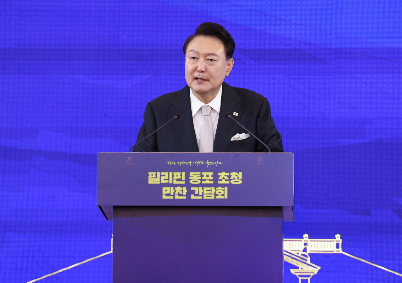 President Yoon Suk Yeol speaks during a meeting with Korean nationals in the Philippines at a hotel in Manila on Sunday. (Yonhap)