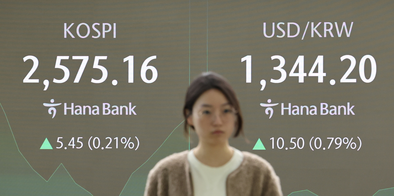 An electronic board showing the Korea Composite Stock Price Index at a dealing room of the Hana Bank headquarters in Seoul on Monday. (Yonhap)