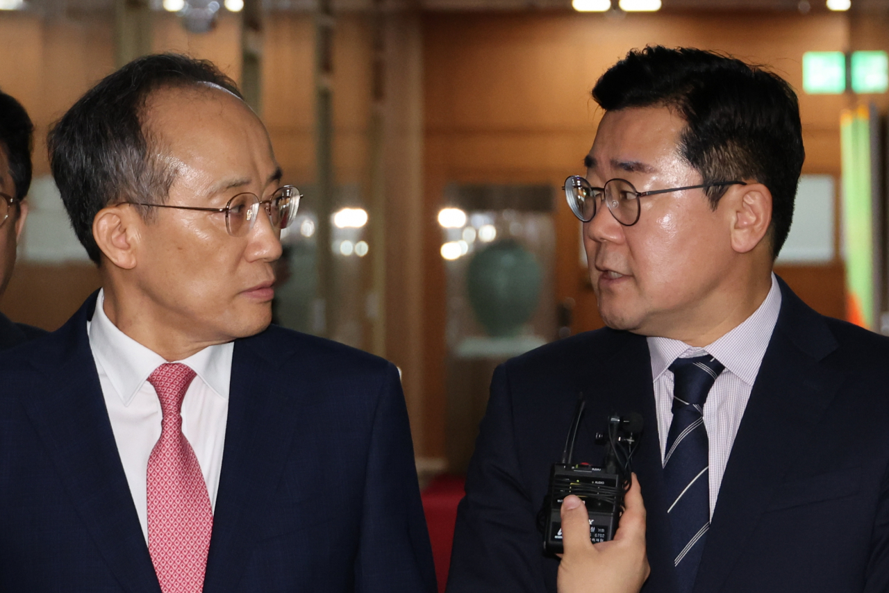 Choo Kyung-ho (left), floor leader of the ruling People Power Party, and his main opposition Democratic Party counterpart, Park Chan-dae, speak during a briefing at the National Assembly in Seoul on Sept. 9. (Yonhap)