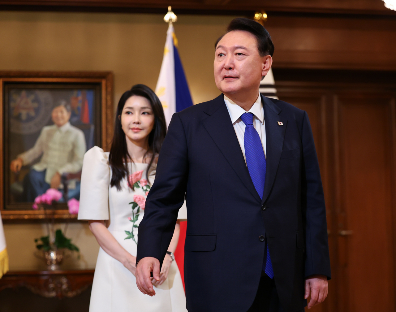 President Yoon Suk Yeol (right) and his wife Kim Keon Hee are seen during the summit with the Philippines' President Ferdinand Marcos Jr. at Malacanang presidential palace in Manila, the Philippines, Monday. (Yonhap)