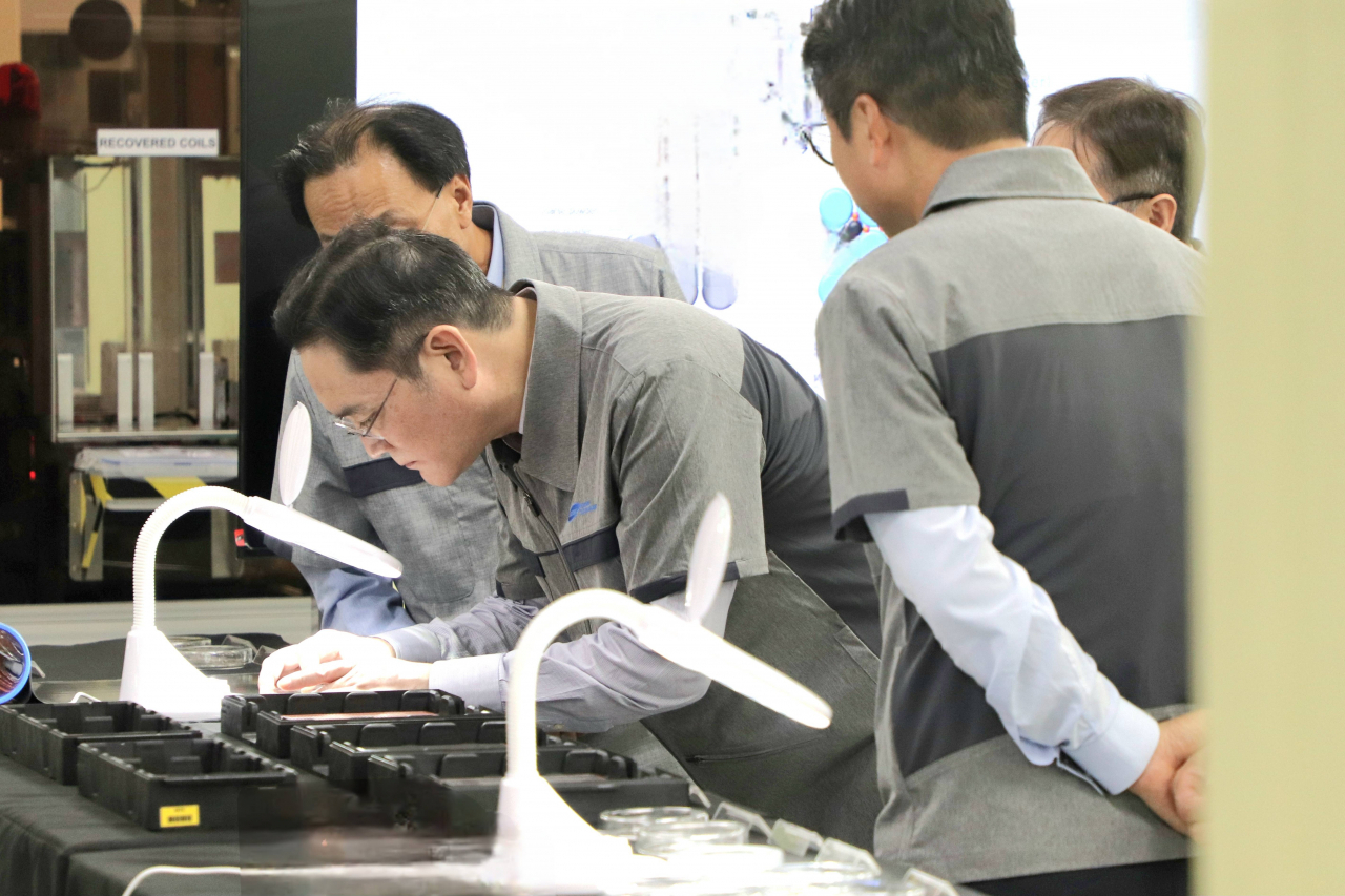 Samsung Electronics Chairman Lee Jae-yong (second from left) visits Samsung Electro-Mechanics Philippines, the parts-maker's local operation in Calamba, Philippines, Sunday. (Samsung Electronics)