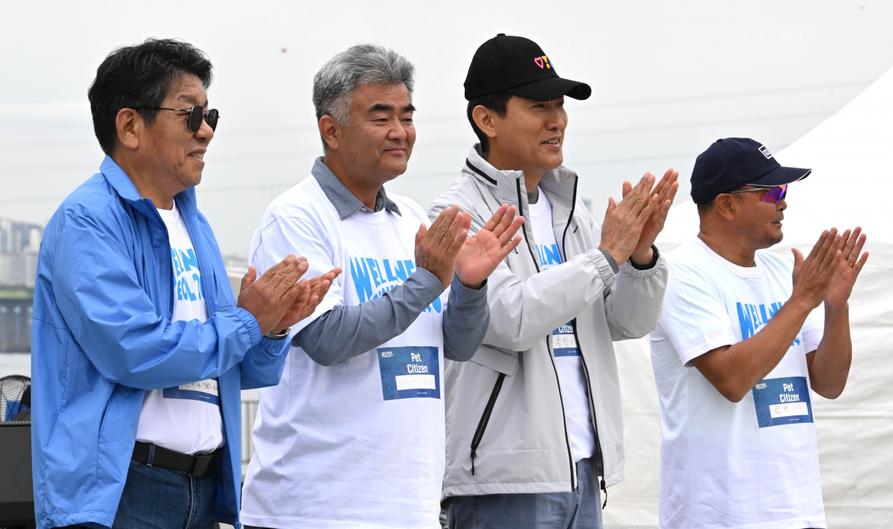 From left: Herald Media Group CEO and publisher Choi Jin-young, Daewoo Engineering & Construction Chairman Jung Won-ju, who doubles as chairman of Herald Media Group, Seoul Mayor Oh Se-hoon and Olympic marathon medalist Lee Bong-ju pose for a picture during the opening event of Wellness Seoul 2024 held on the Han River in the Sebitseom area, southern Seoul, Sunday. (Im Se-jun/The Korea Herald)