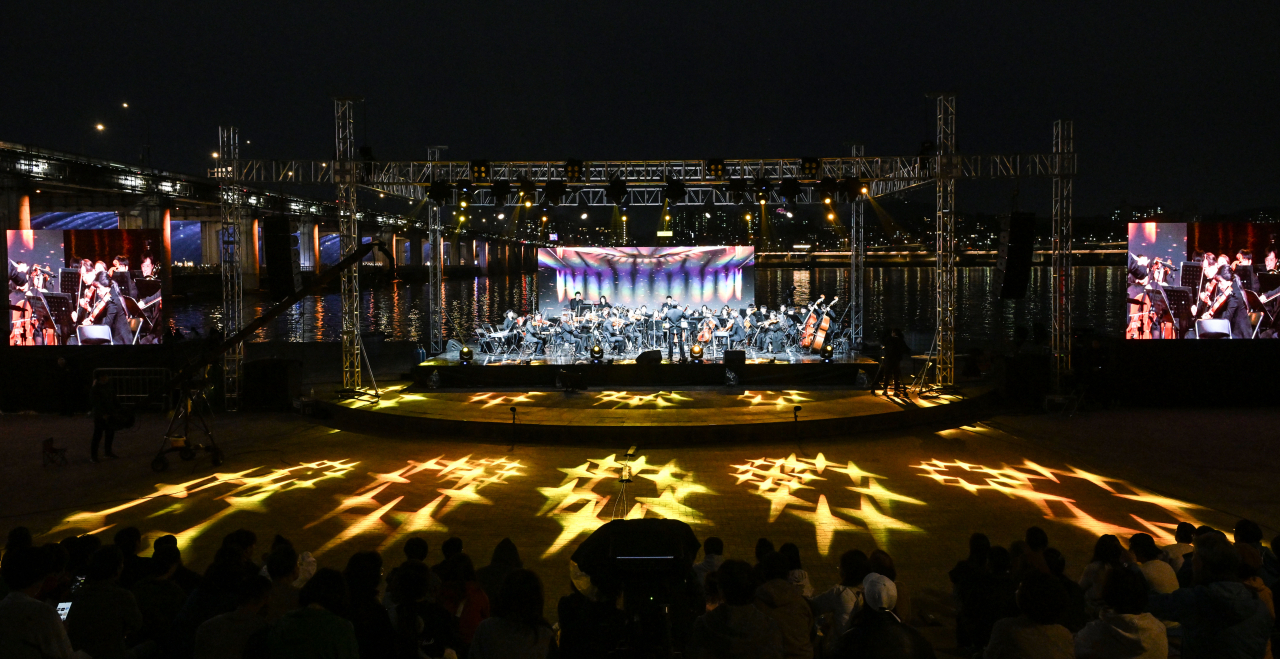 Wellness Seoul 2024 evening concert by the Banpo Bridge on Sunday (Park Hae-mook/The Korea Herald)