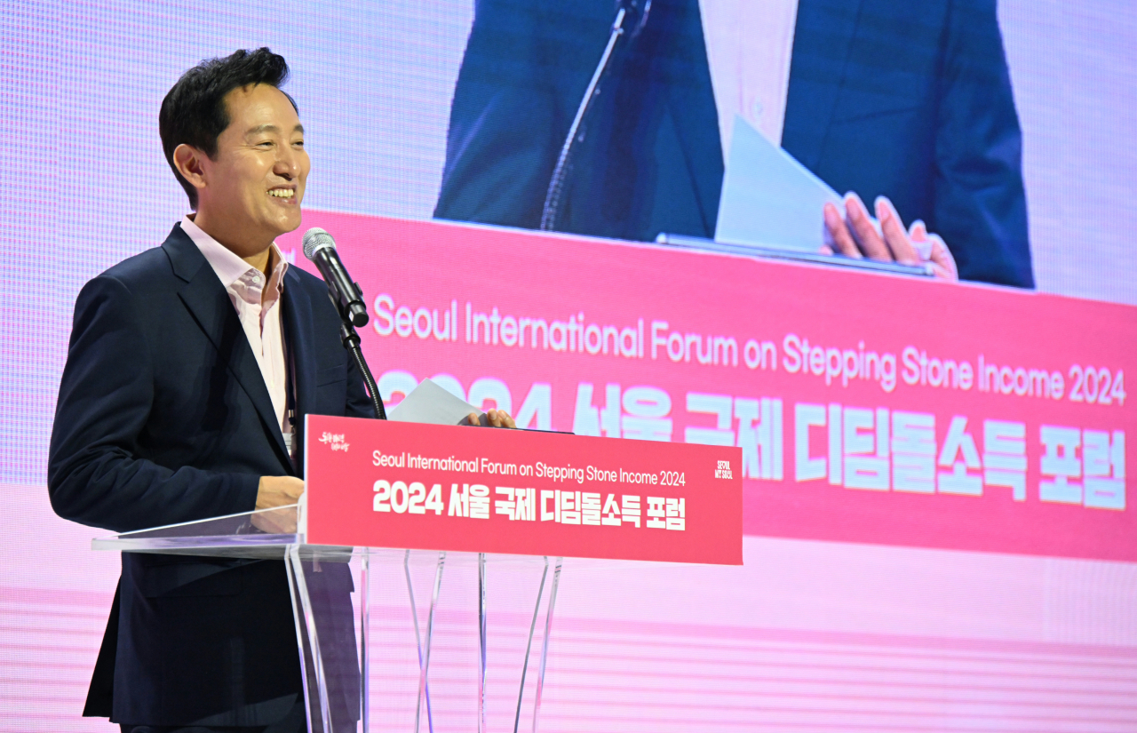 Seoul Mayor Oh Se-hoon delivers his opening remarks during an opening ceremony of the Seoul International Forum on Stepping Stone Income at Dongdaemun Design Plaza on Monday. (Seoul Metropolitan Government)