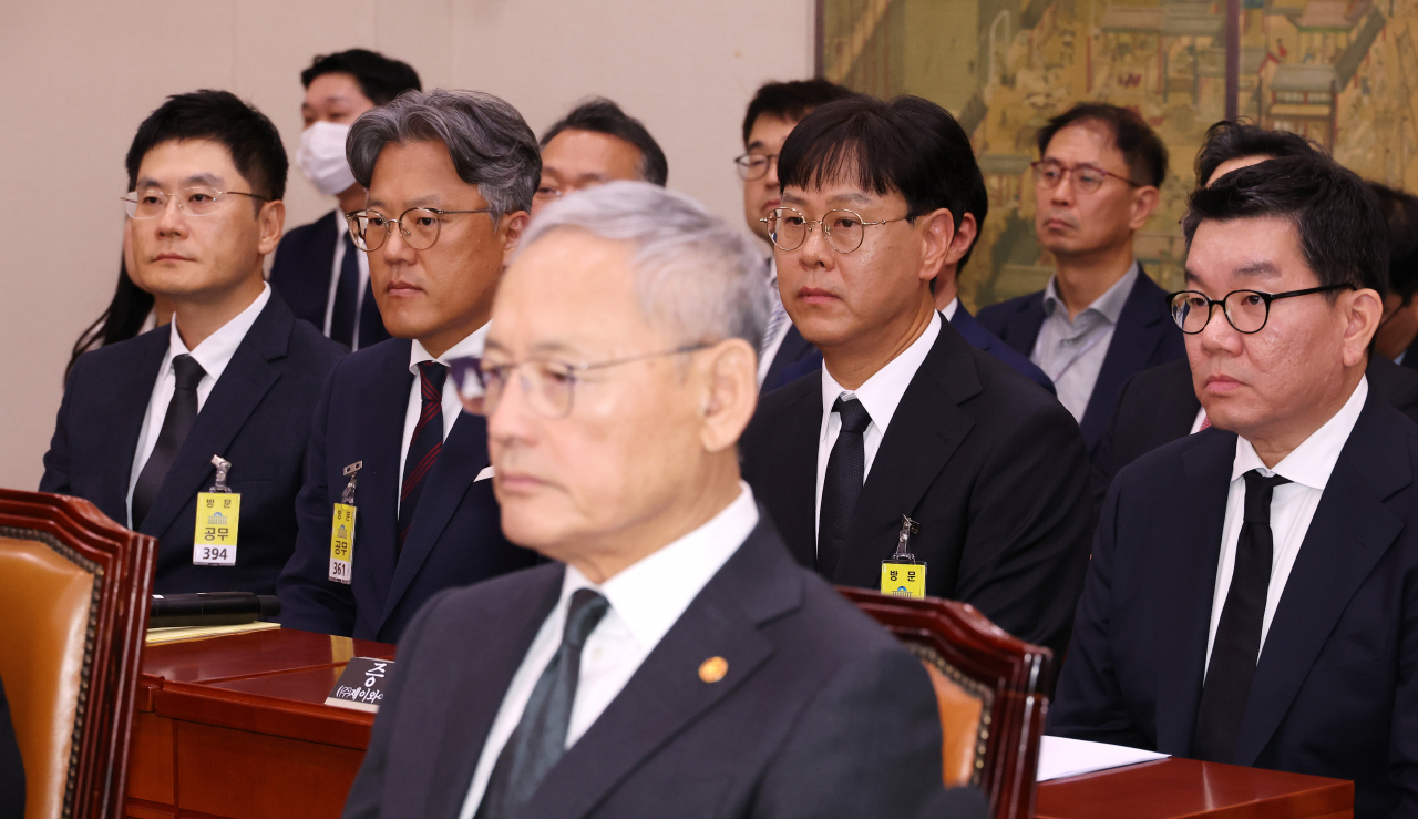 Culture Minister Yu In-chon (front), YG Entertainment CEO Yang Min-suk (left), SM Entertainment CEO Jang Cheol-hyuk (second from left), JYP Entertainment CEO Jimmy Jeong (second from right) and Weverse Co. CEO Joon Choi attend a Culture, Sports and Tourism Committee audit at the National Assembly in Yeouido, Seoul, Monday (Yonhap)