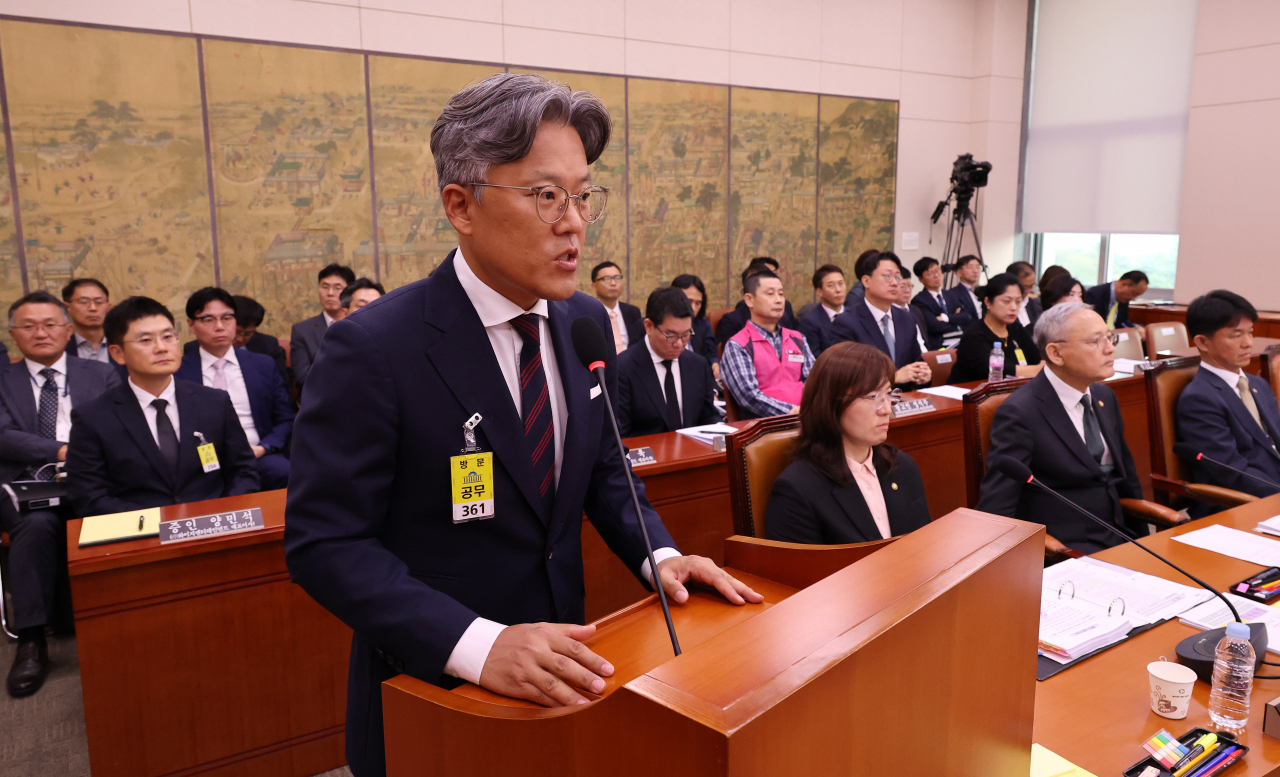 SM Entertainment CEO Jang Cheol-hyuk (at the podium) answers a lawmaker's question at a National Assembly audit in Yeouido, Seoul, Monday. (Yonhap)