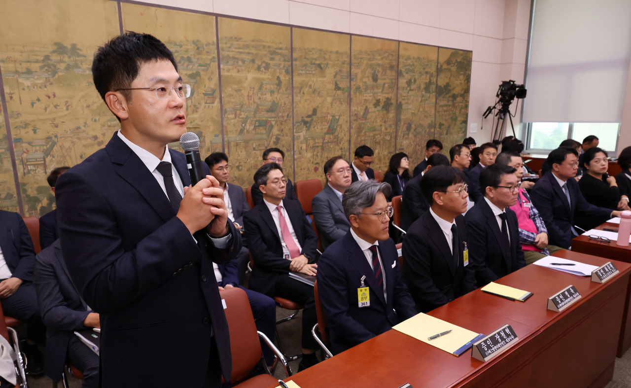 YG Entertainment CEO Yang Min-suk (left) answers a lawmaker's question at a National Assembly audit in Yeouido, Seoul, Monday. (Yonhap)