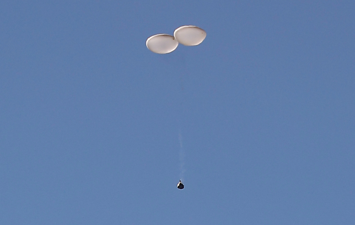 Balloons sent by North Korea, thought to be carrying garbage, are seen flying above Seoul on Friday. (Yonhap)