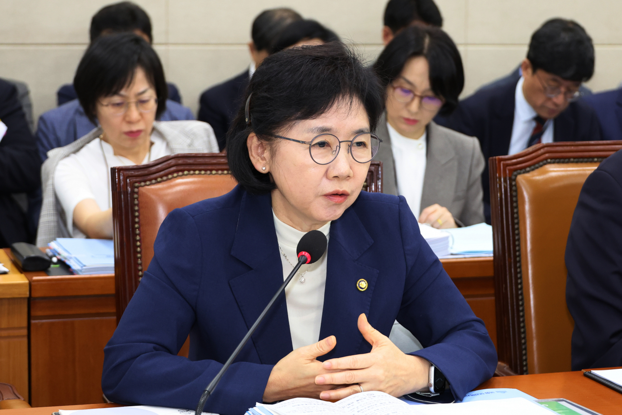 KDCA Commissioner Jee Young-mee responds during a National Assembly audit in Yeouido, Seoul, on Tuesday. (Yonhap)