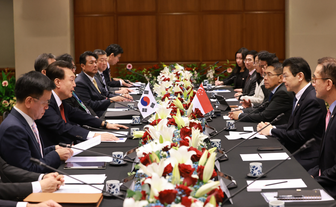 President Yoon Suk Yeol (second from left) and Singaporean Prime Minister Lawrence Wong (second from right) hold a summit at the Parliament House in Singapore on Tuesday. (Yonhap)