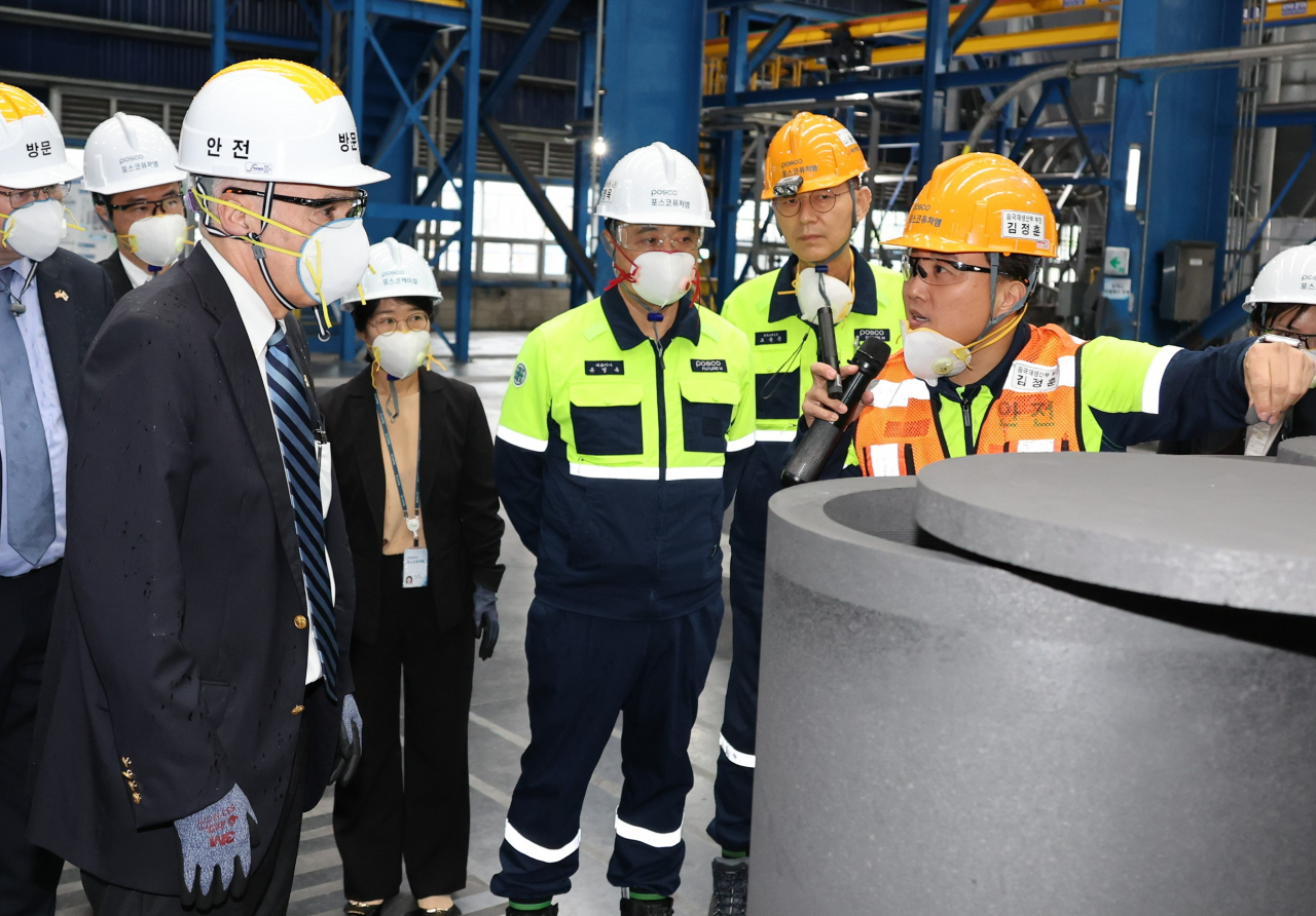 US Ambassador to South Korea Philip Goldberg (left) visits Posco Future M's artificial graphite anode plant in Pohang, North Gyeongsang Province, on Monday. (Posco Future M)