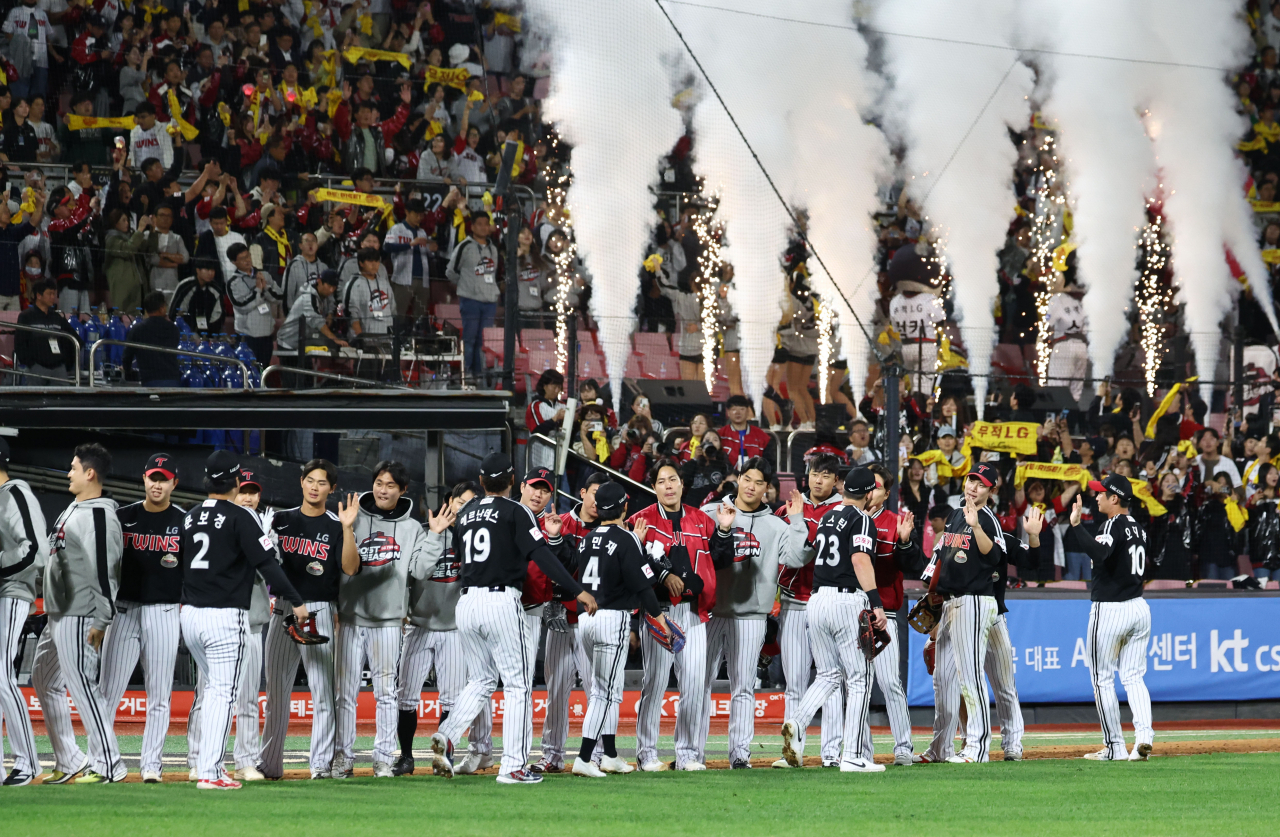 LG Twins players celebrate victory after scoring a 6-5 win against the KT Wiz at KT Wiz Park in Suwon, Tuesday. (Yonhap)