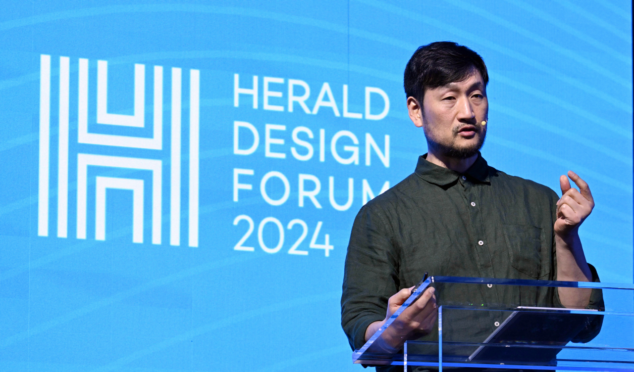 Hwang Jung-rock, a senior facial modeler at Weta FX, gives a lecture at the Herald Design Forum 2024, held at the Floating Island Convention Center on the Han River, Seoul, Tuesday. (Lee Sang-sub/The Korea Herald)