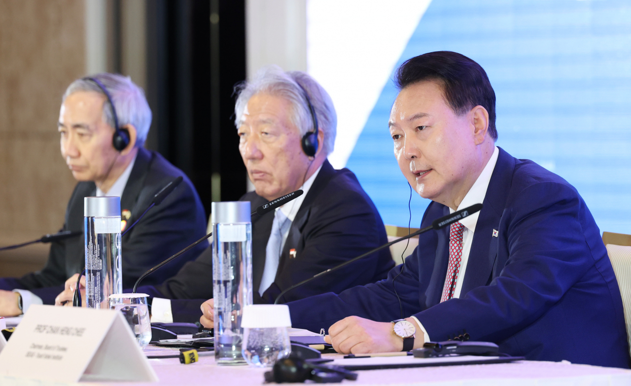 Choi Shing Kwok (from left), director and CEO of ISEAS – Yusof Ishak Institute, Singapore's Senior Minister Teo Chee Hean and President Yoon Suk Yeol, are seen at Yoon's 47th Singapore Lecture held at Orchard Hotel Singapore on Wednesday. (Yonhap)