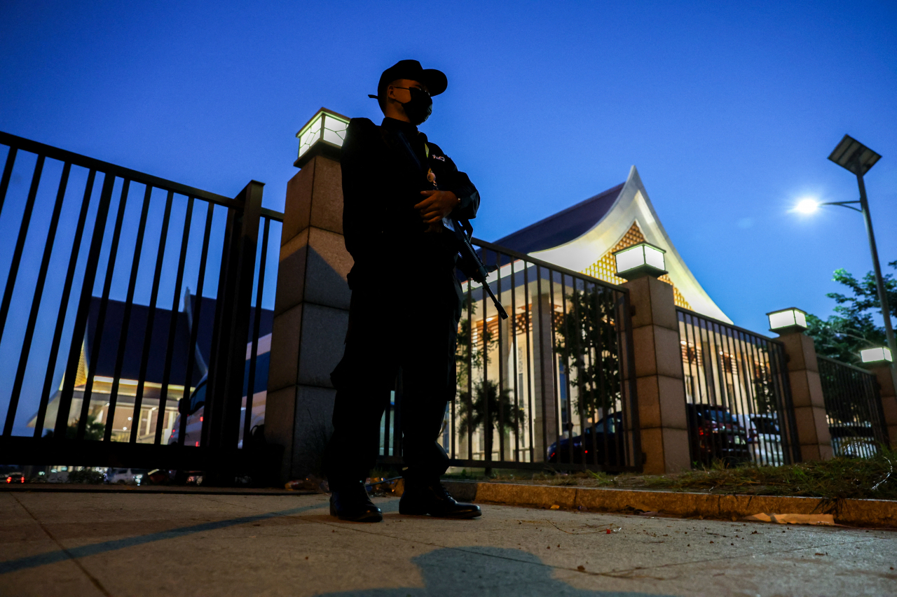 A police stands guard near the National Convention Center ahead of the ASEAN Summits and related summits in Vientiane, Laos, Oct. 7. (Reuters-Yonhap)