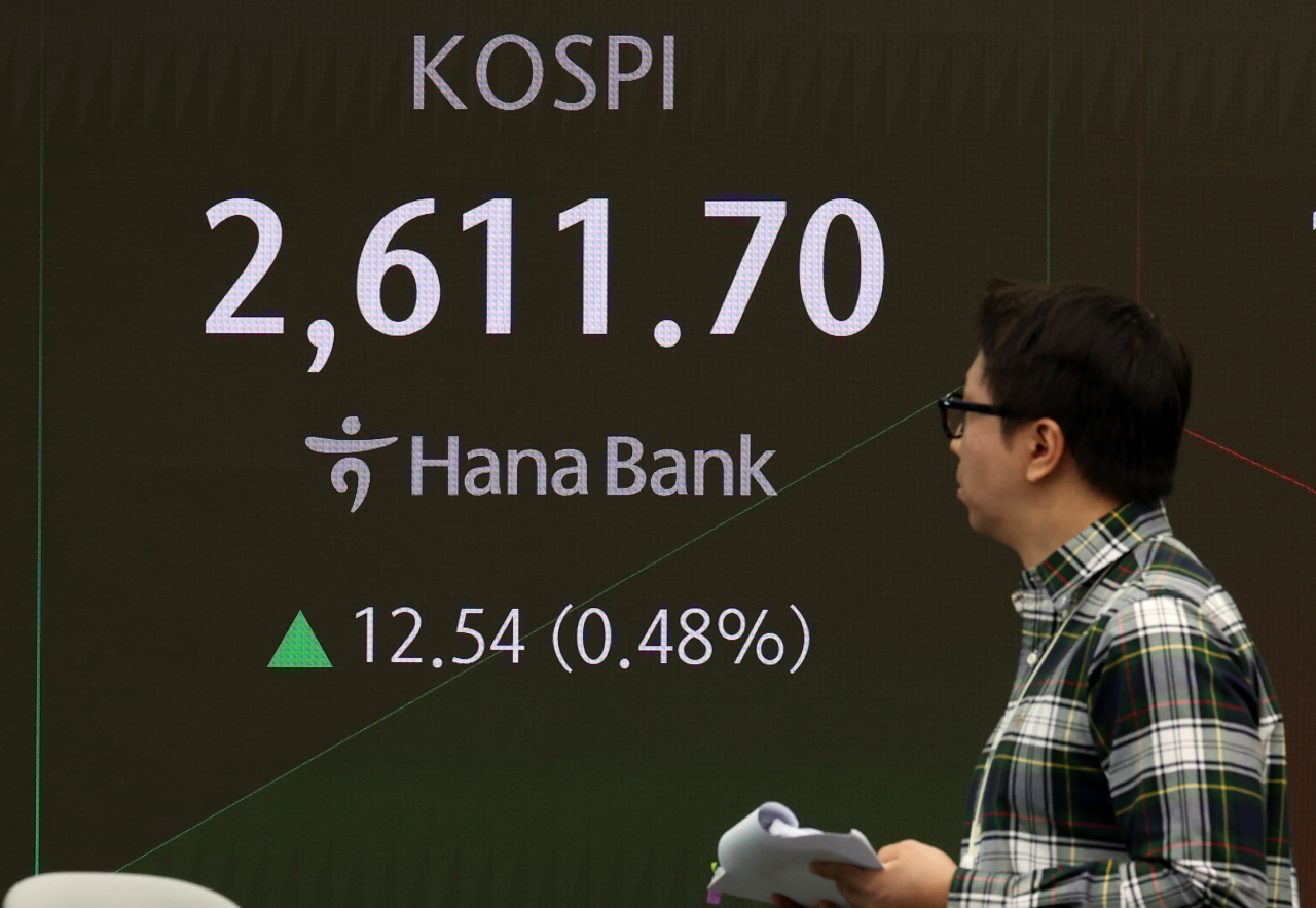 An electronic board showing the Korea Composite Stock Price Index at a dealing room of the Hana Bank headquarters in Seoul on Friday. (Yonhap)