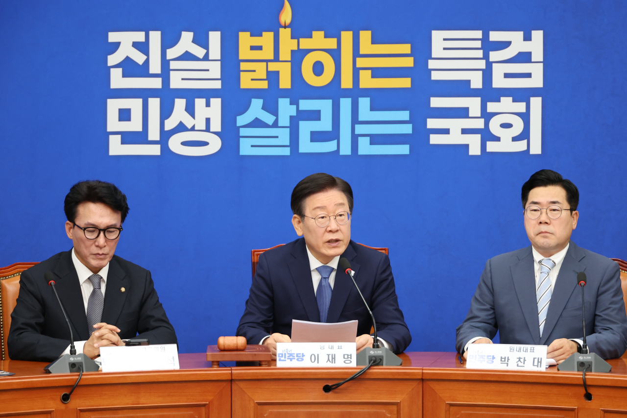 Lee Jae-myung (center), leader of the main opposition Democratic Party, speaks during a supreme council meeting at the National Assembly in Seoul on Friday. (Yonhap)